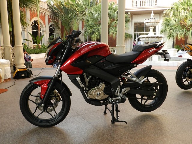 Bajaj Pulsar 220 New Model 2012 Images