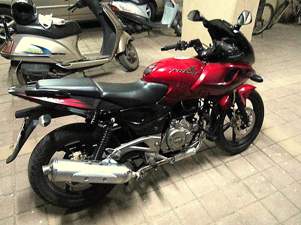 Bajaj Pulsar 220 New Model 2012 Images