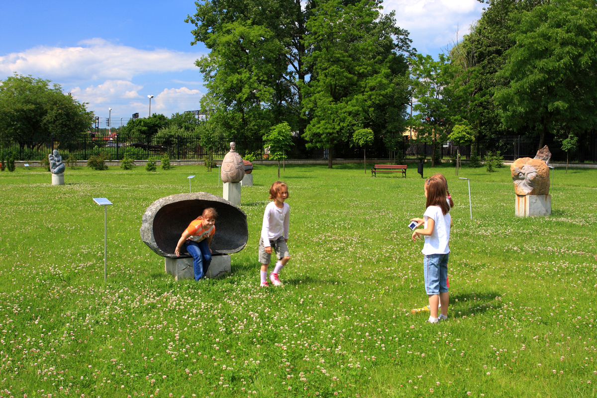 Pictures Of Children Playing Outside